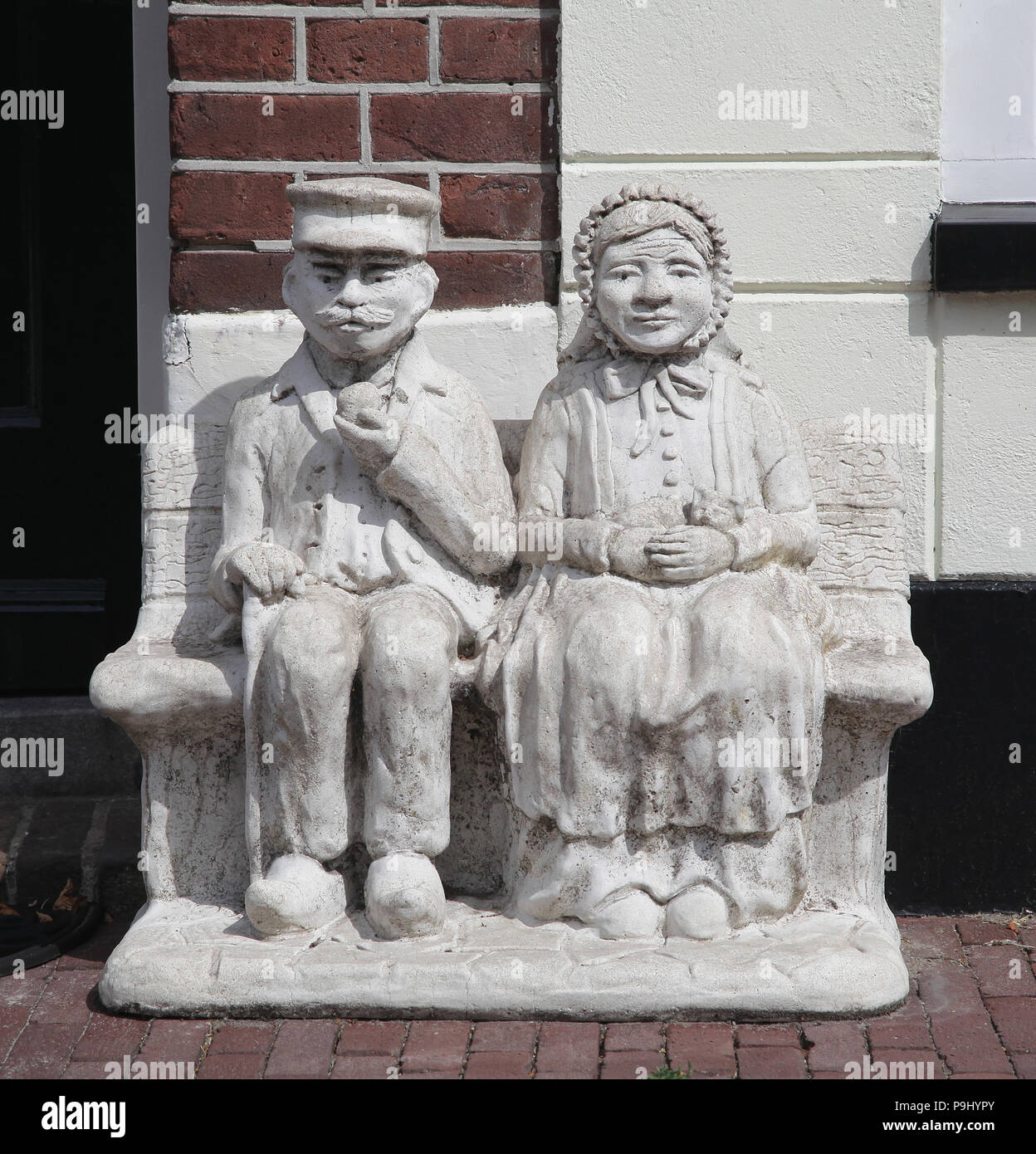 Statue d'un vieux couple assis sur un banc.la retraite. Banque D'Images