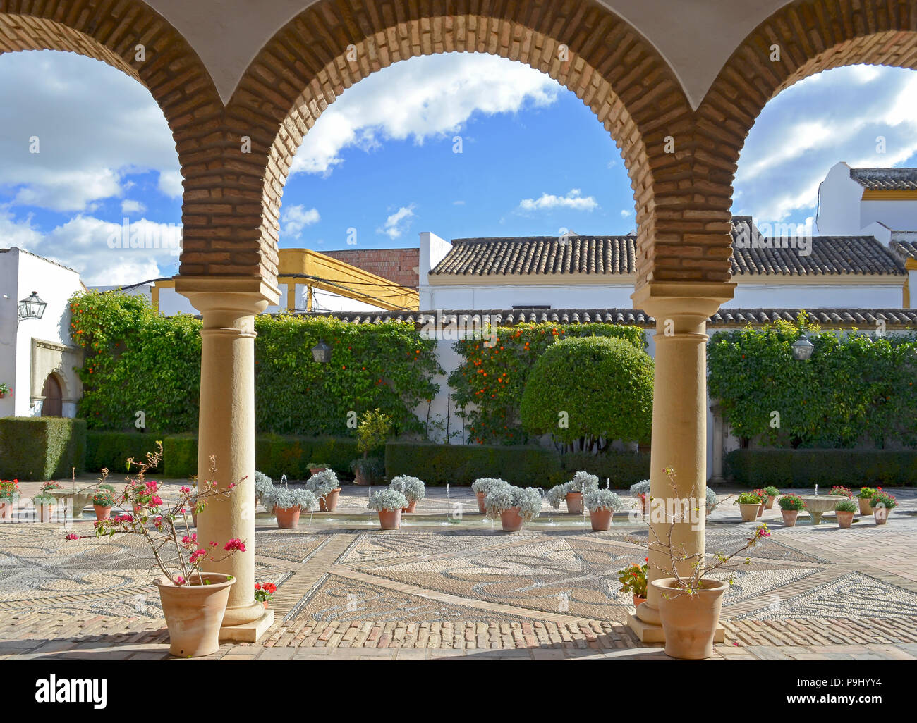 Patios de Cordoba avec arcades Architecture cour aménagée en jardins, Espagne Banque D'Images