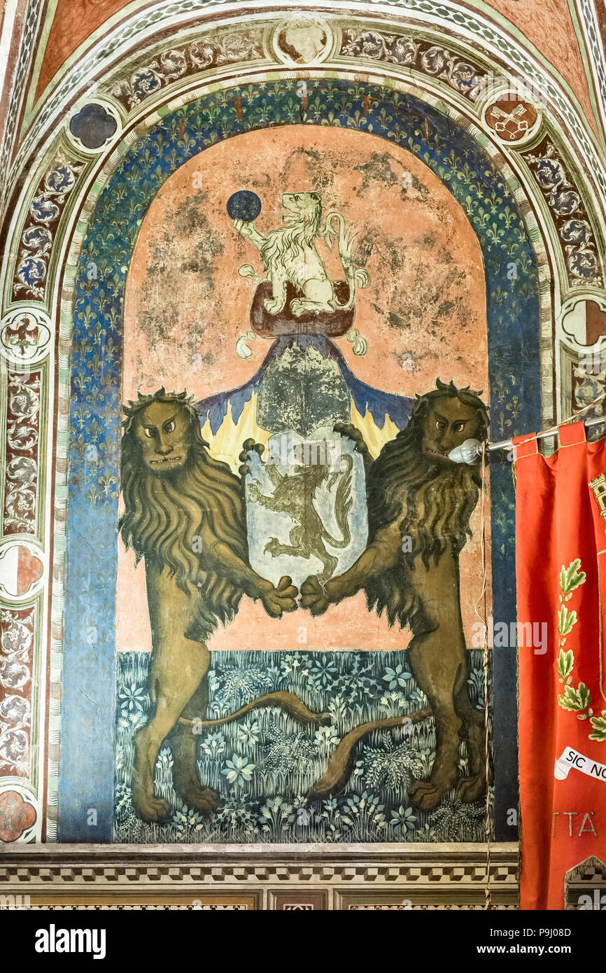 San Miniato, en Toscane, Italie - le 14c Palazzo Comunale (mairie). Une famille armoiries dans le 15c Hôtel de fresques des sept vertus Banque D'Images