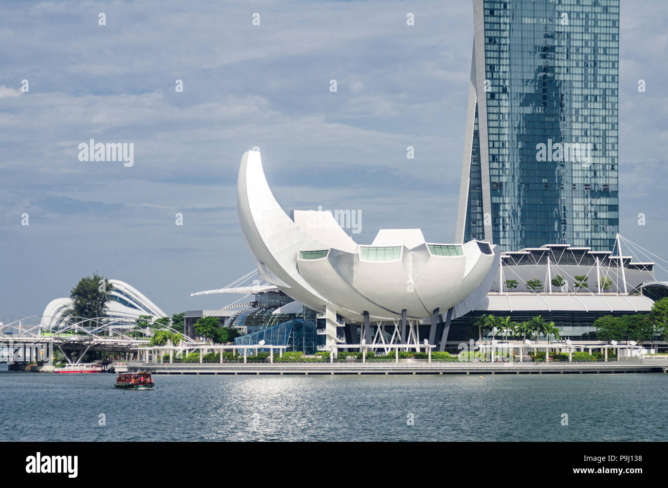 Belle journée avec Singapore Art Science Museum comme vu de Jubilee Bridge. L'architecture est dit être une forme rappelant une fleur de lotus. Banque D'Images