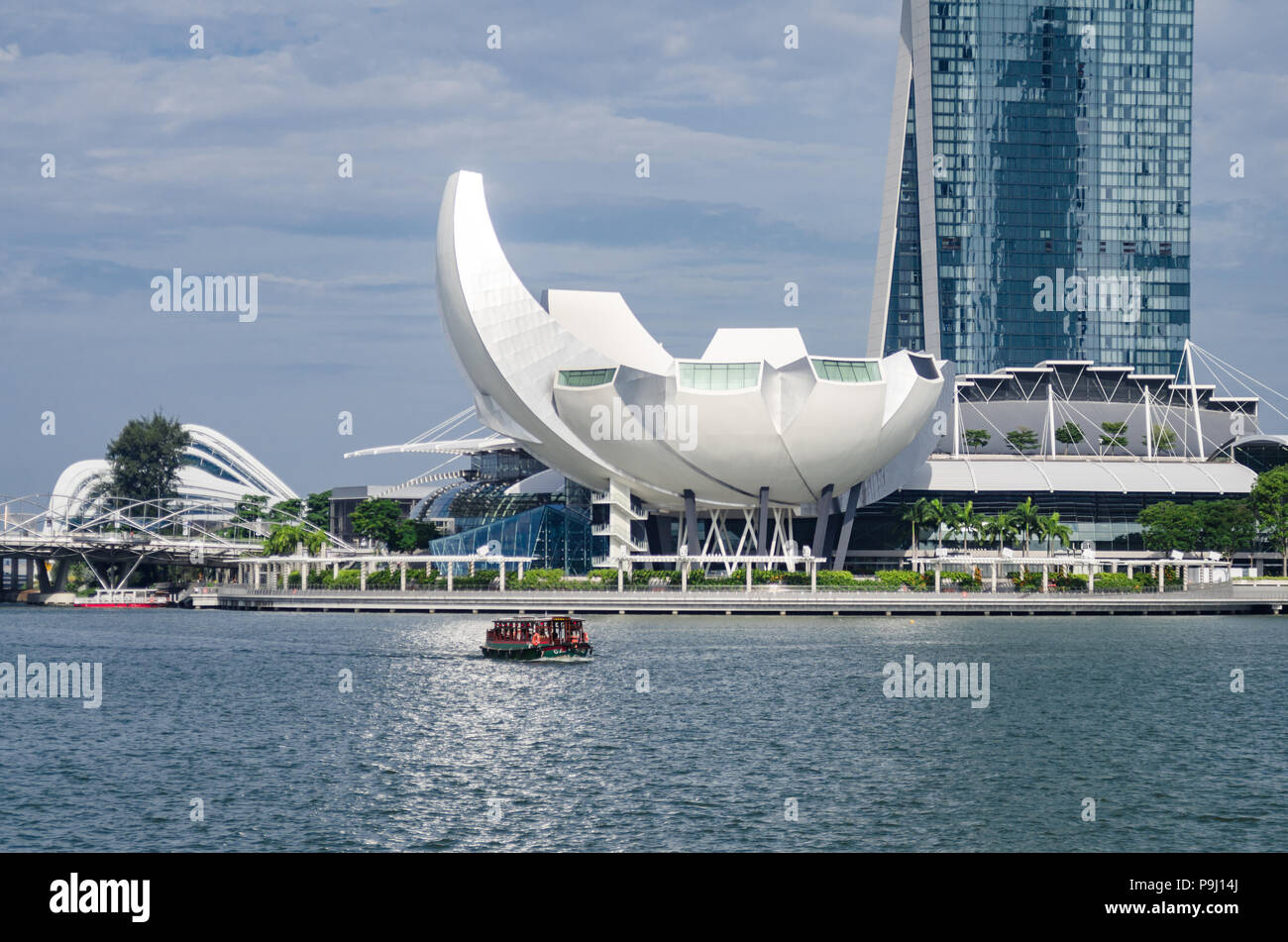 Belle journée avec Singapore Art Science Museum comme vu de Jubilee Bridge. L'architecture est dit être une forme rappelant une fleur de lotus. Banque D'Images