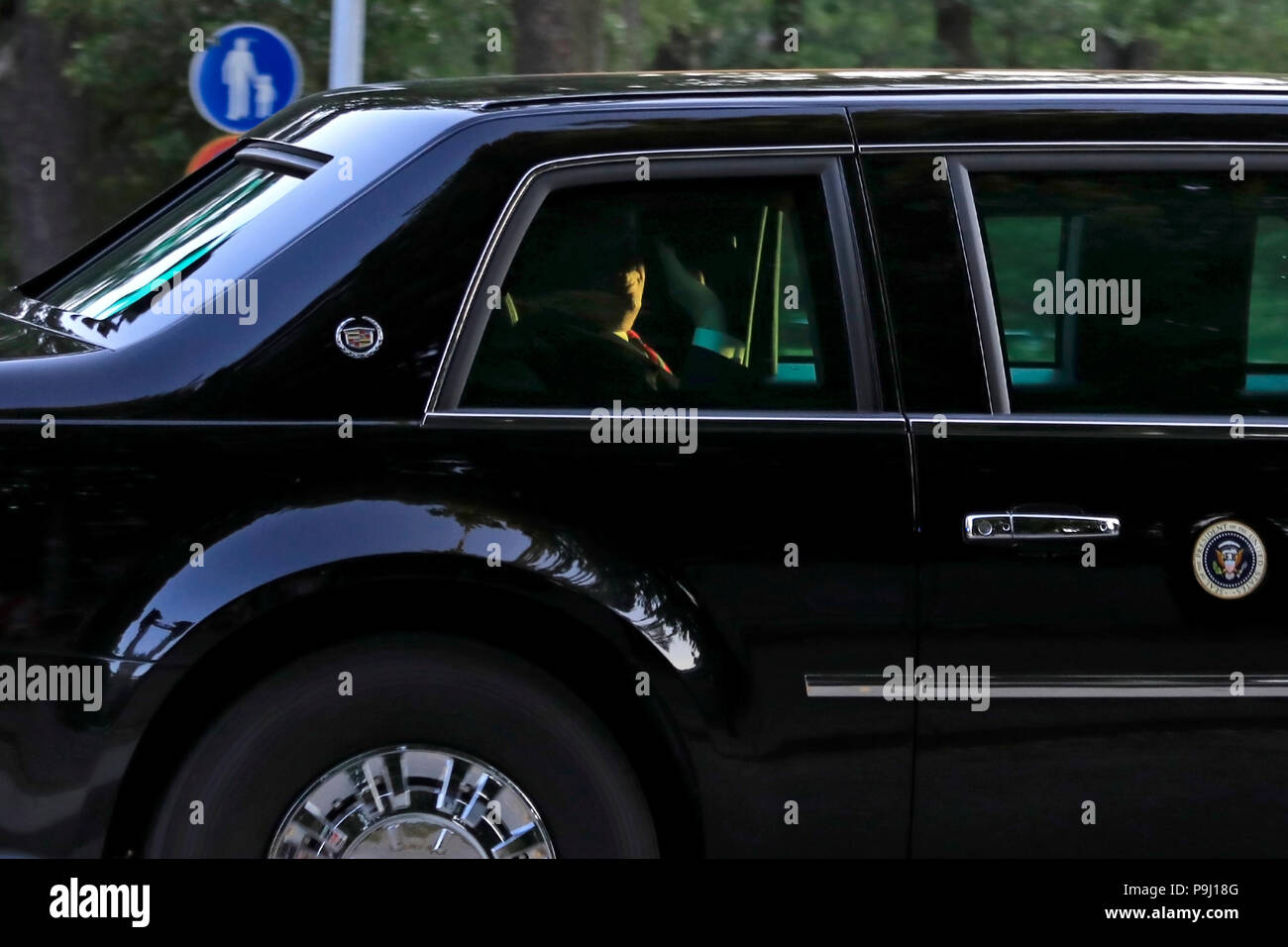 Le Président américain Donald Trump sourit et les vagues de la limousine présidentielle. Helsinki, Finlande - le 15 juillet 2018. Credit : Taina Sohlman/Alamy Banque D'Images
