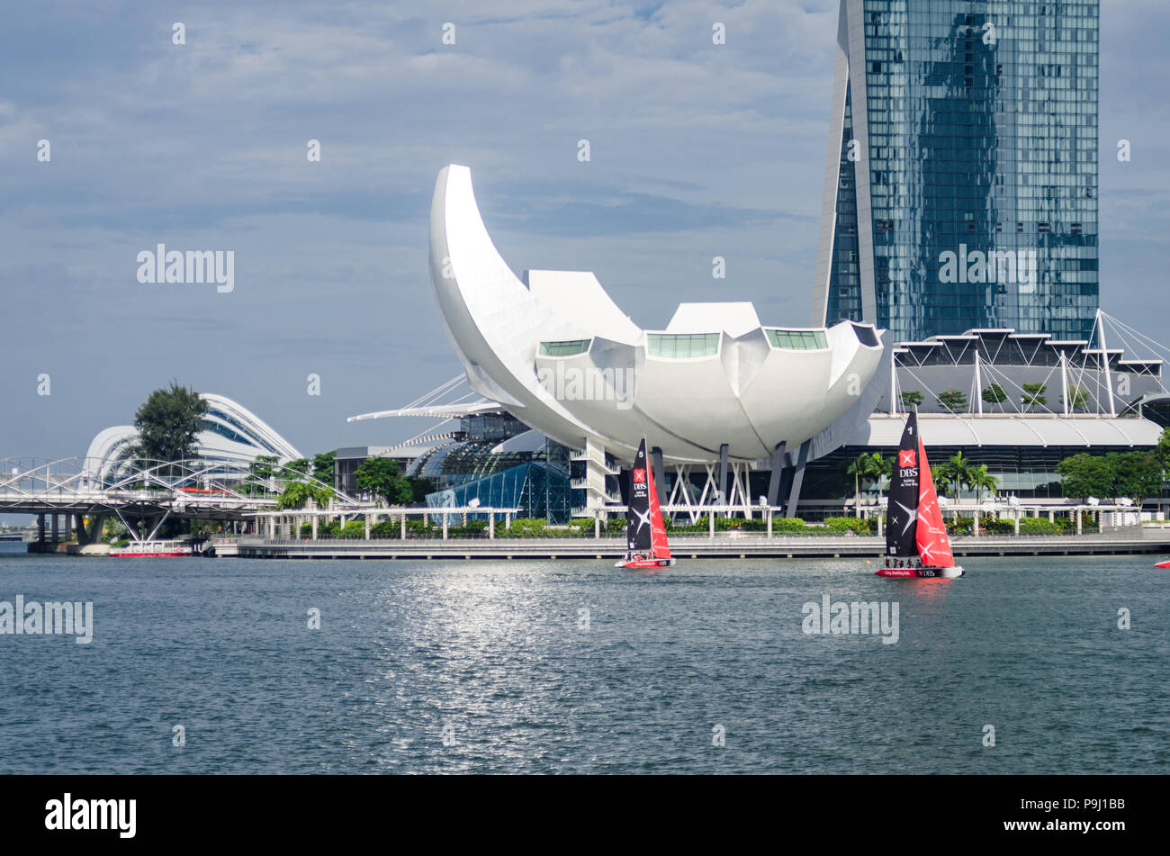 Belle journée avec Singapore Art Science Museum comme vu de Jubilee Bridge. L'architecture est dit être une forme rappelant une fleur de lotus. Banque D'Images