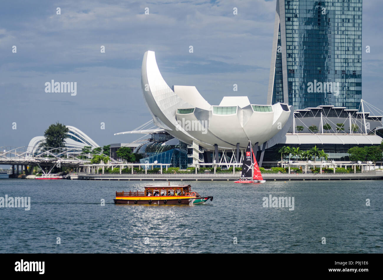 Belle journée avec Singapore Art Science Museum comme vu de Jubilee Bridge. L'architecture est dit être une forme rappelant une fleur de lotus. Banque D'Images