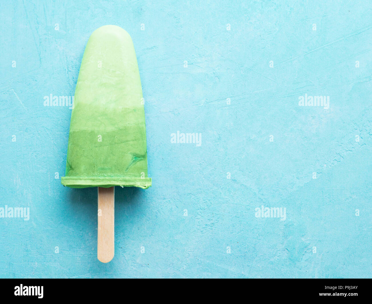 Superfood thé matcha glace sur fond bleu.Des idées et des recettes pour une petit déjeuner, snack végétarien végétalien d'été,le dessert. Avec ma glace thé matcha et le lait de coco.Vue de dessus.Copyspace Banque D'Images