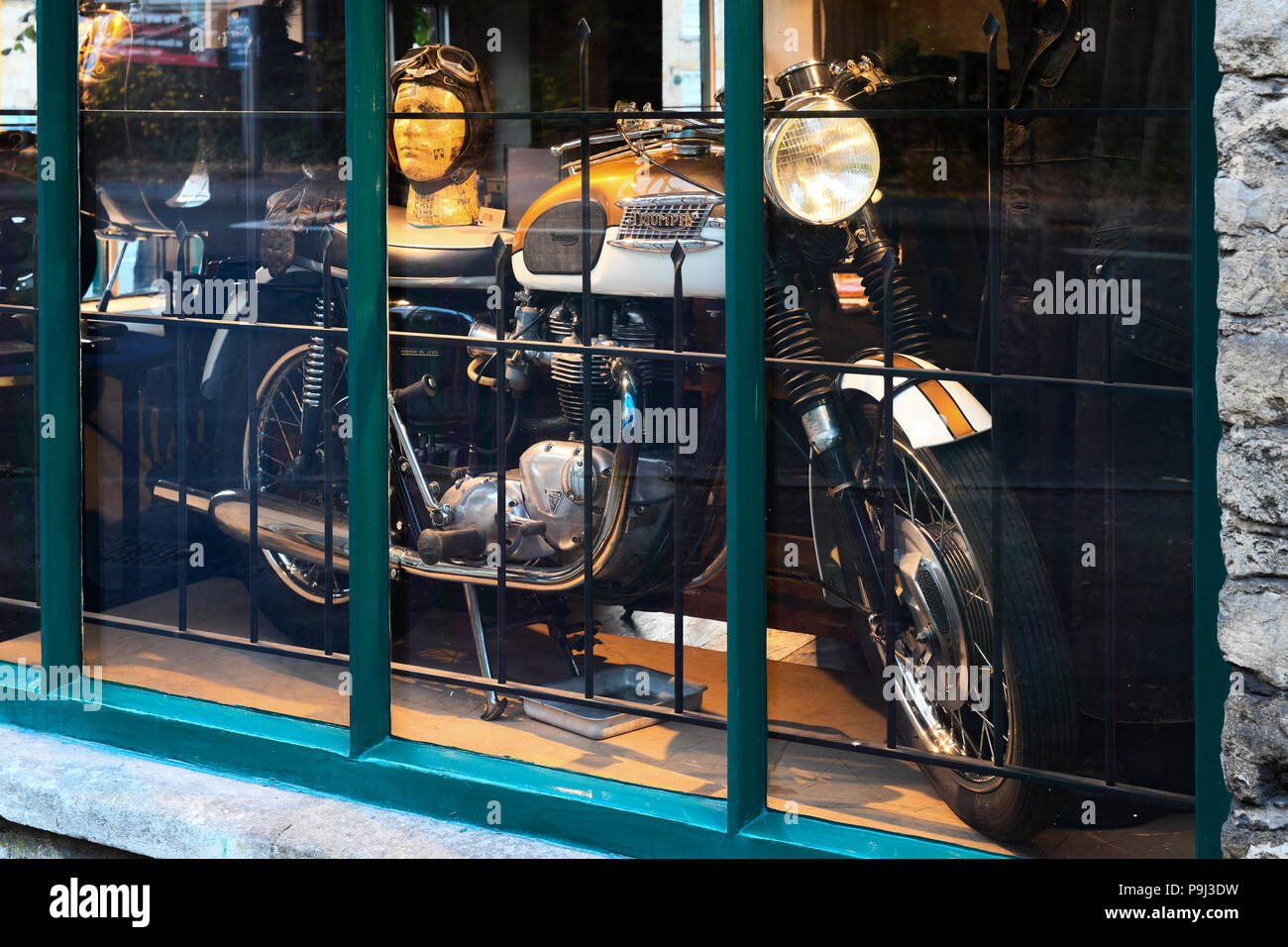 Moto Triumph vintage sur une boutique d'antiquités dans l'affichage des  fenêtres Stow on the Wold, Gloucestershire, Cotswolds, en Angleterre Photo  Stock - Alamy