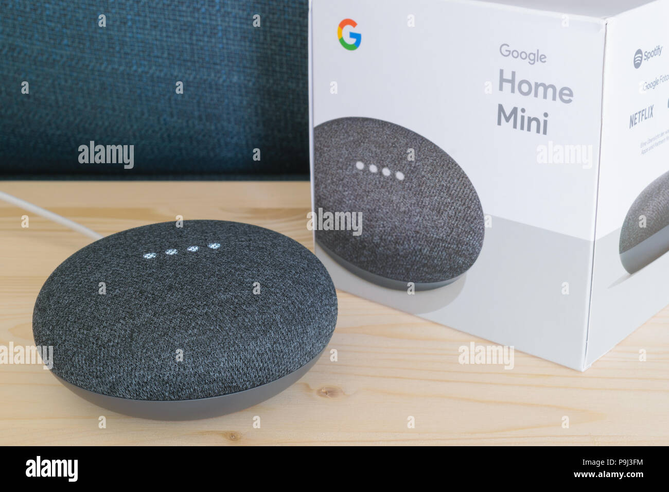 Athènes, Grèce - 5 juillet 2018 : Accueil Google mini smart l'orateur avec construit dans Google sous Banque D'Images