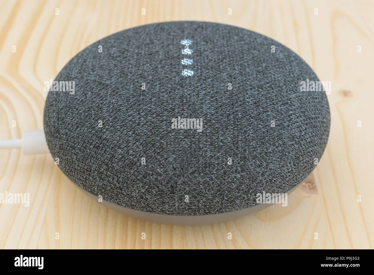 Athènes, Grèce - 5 juillet 2018 : Accueil Google mini smart l'orateur avec construit dans Google sous Banque D'Images