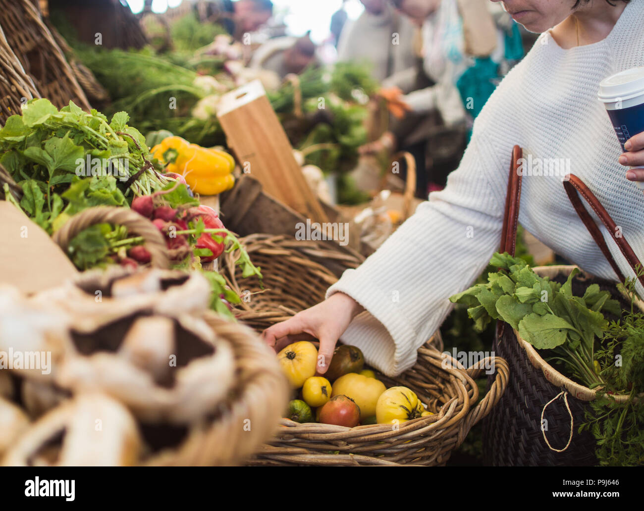 Femme au marché de fermiers Banque D'Images