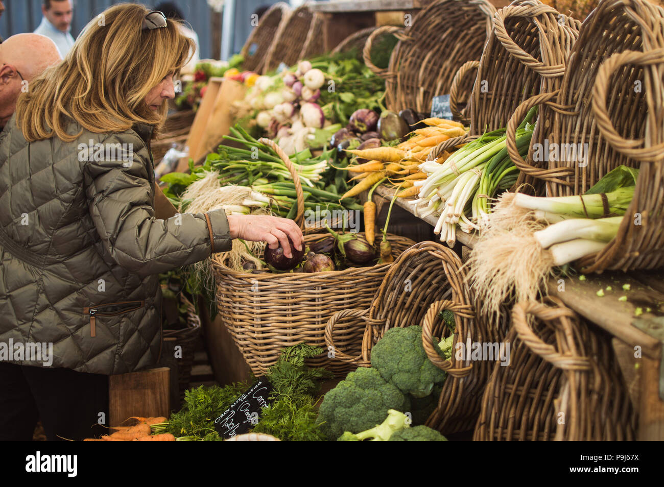 Woman with farmers market Banque D'Images