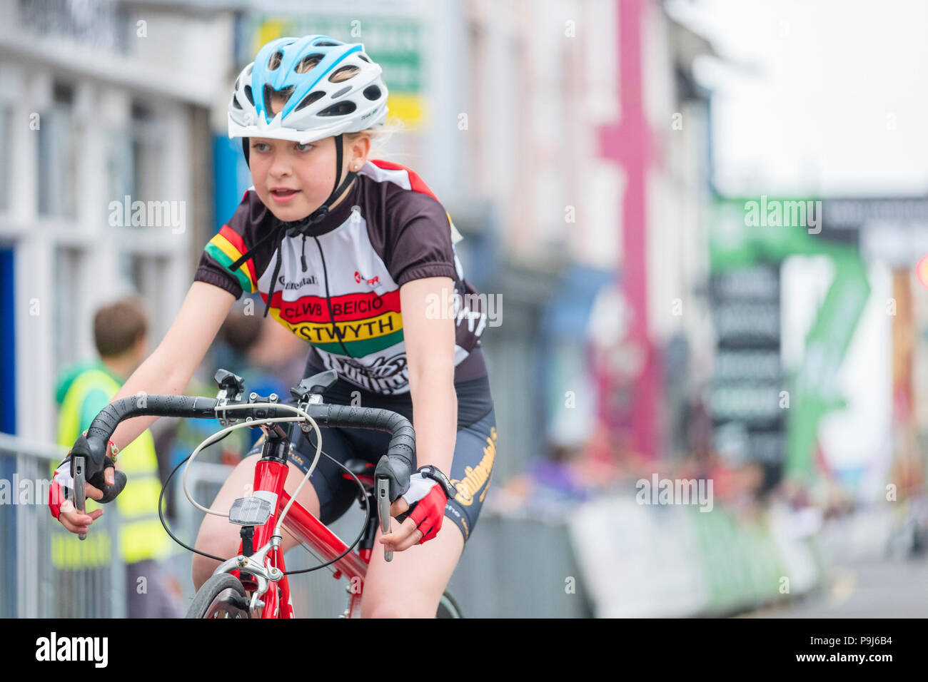 Randonnée à vélo au Royaume-Uni : les enfants et les jeunes en compétition dans une série de courses de rue autour d'Aberystwyth, Pays de Galles Royaume-uni dans le cadre d'événement annuel Cycle Aber Fest, un festival de vélo de route et hors route qui a eu lieu dans la ville chaque année au mois de mai. Banque D'Images