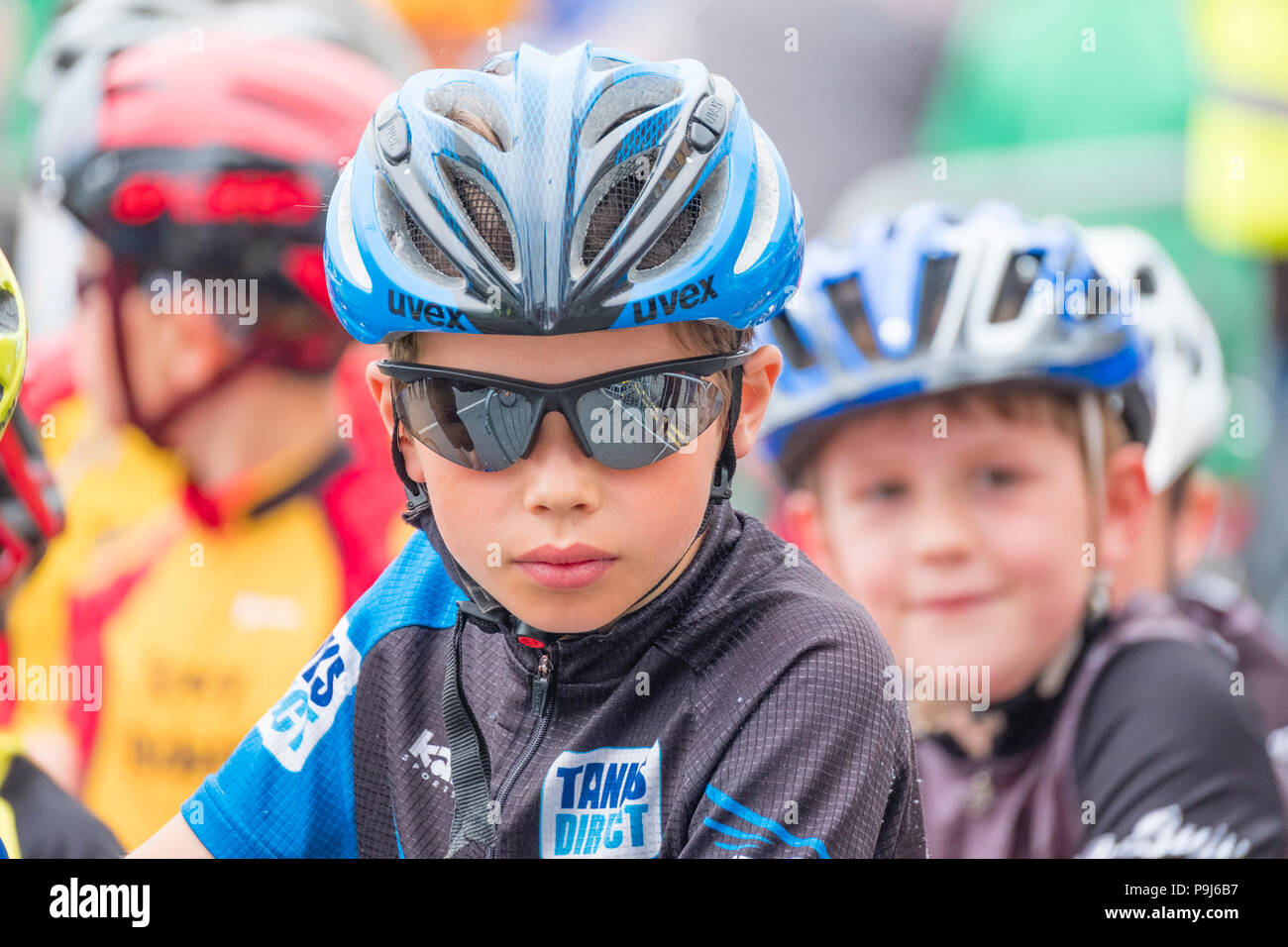 Randonnée à vélo au Royaume-Uni : les enfants et les jeunes en compétition dans une série de courses de rue autour d'Aberystwyth, Pays de Galles Royaume-uni dans le cadre d'événement annuel Cycle Aber Fest, un festival de vélo de route et hors route qui a eu lieu dans la ville chaque année au mois de mai. Banque D'Images