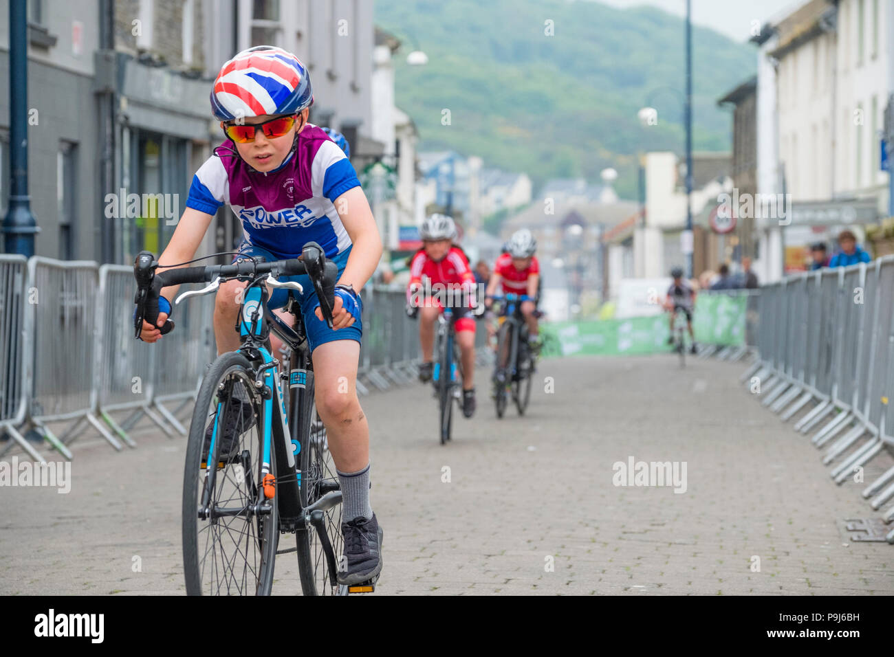 Randonnée à vélo au Royaume-Uni : les enfants et les jeunes en compétition dans une série de courses de rue autour d'Aberystwyth, Pays de Galles Royaume-uni dans le cadre d'événement annuel Cycle Aber Fest, un festival de vélo de route et hors route qui a eu lieu dans la ville chaque année au mois de mai. Banque D'Images