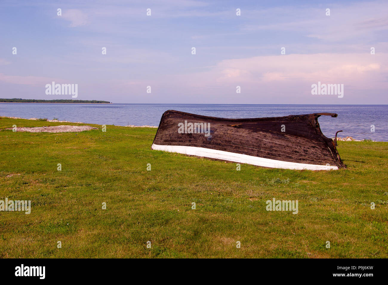 Bateau de pêche en bois goudronné traditionnel sur l'île de Saaremaa dans l'ouest de l'Estonie, où les gens ont mené pendant des siècles la vie simple Banque D'Images
