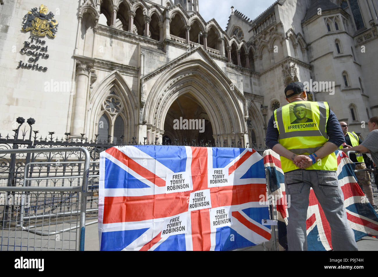 Les partisans de l'ancien English Defence League (EDL) Tommy Robinson chef en dehors de la Royal Courts of Justice, alors qu'il tente de contester son 13 mois de prison pour outrage au tribunal. Banque D'Images