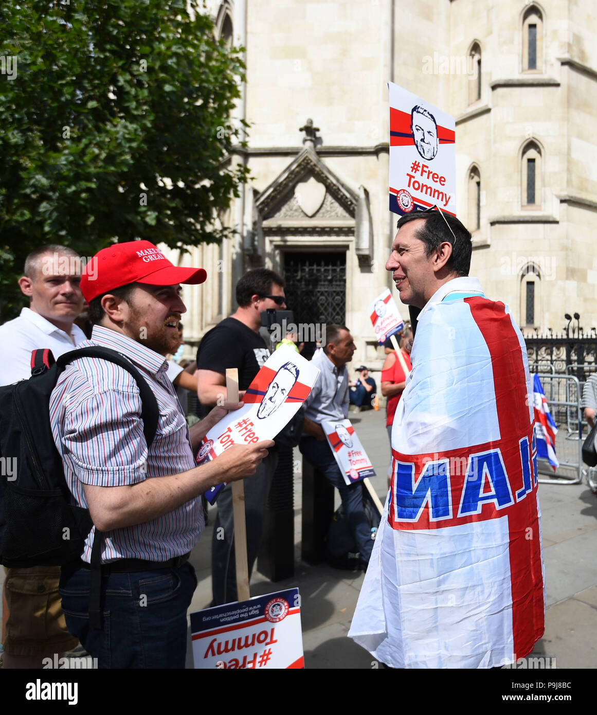 Les partisans de l'ancien English Defence League (EDL) Tommy Robinson chef en dehors de la Royal Courts of Justice, alors qu'il tente de contester son 13 mois de prison pour outrage au tribunal. Banque D'Images