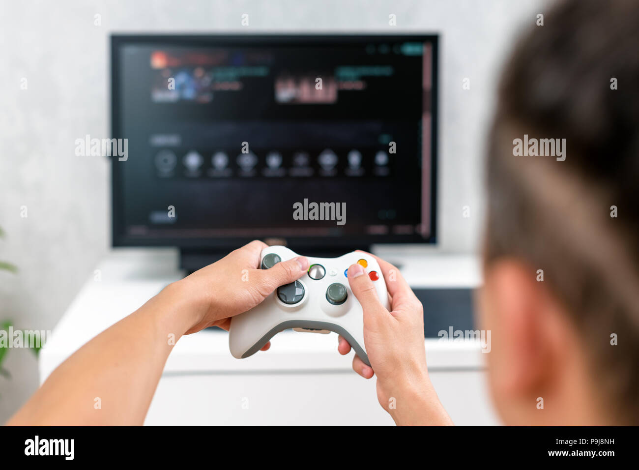 Heureux Jeune Homme Jouant Et Gagnant Jeu En Ligne Sur Ordinateur Vue Arriere De La Console Video Avec Manette Jeux De Competition De Lelectronique Photo Stock - Alamy