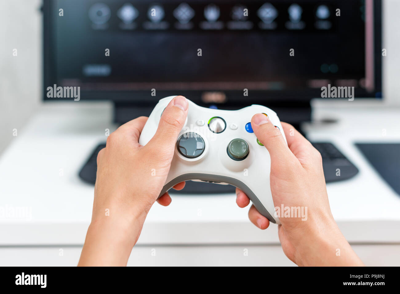 Heureux Jeune Homme Jouant Et Gagnant Jeu En Ligne Sur Ordinateur Vue Arriere De La Console Video Avec Manette Jeux De Competition De Lelectronique Photo Stock - Alamy