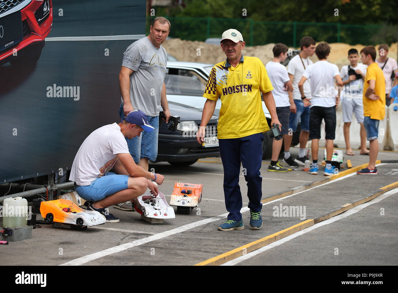 KHARKIV, UKRAINE - le 15 juillet 2018 : location de techniciens. Mouvement Voiture radio-commandée. RC Touring Car Rally Race sur le sol d'asphalte. Kharkiv RC Extreme Banque D'Images