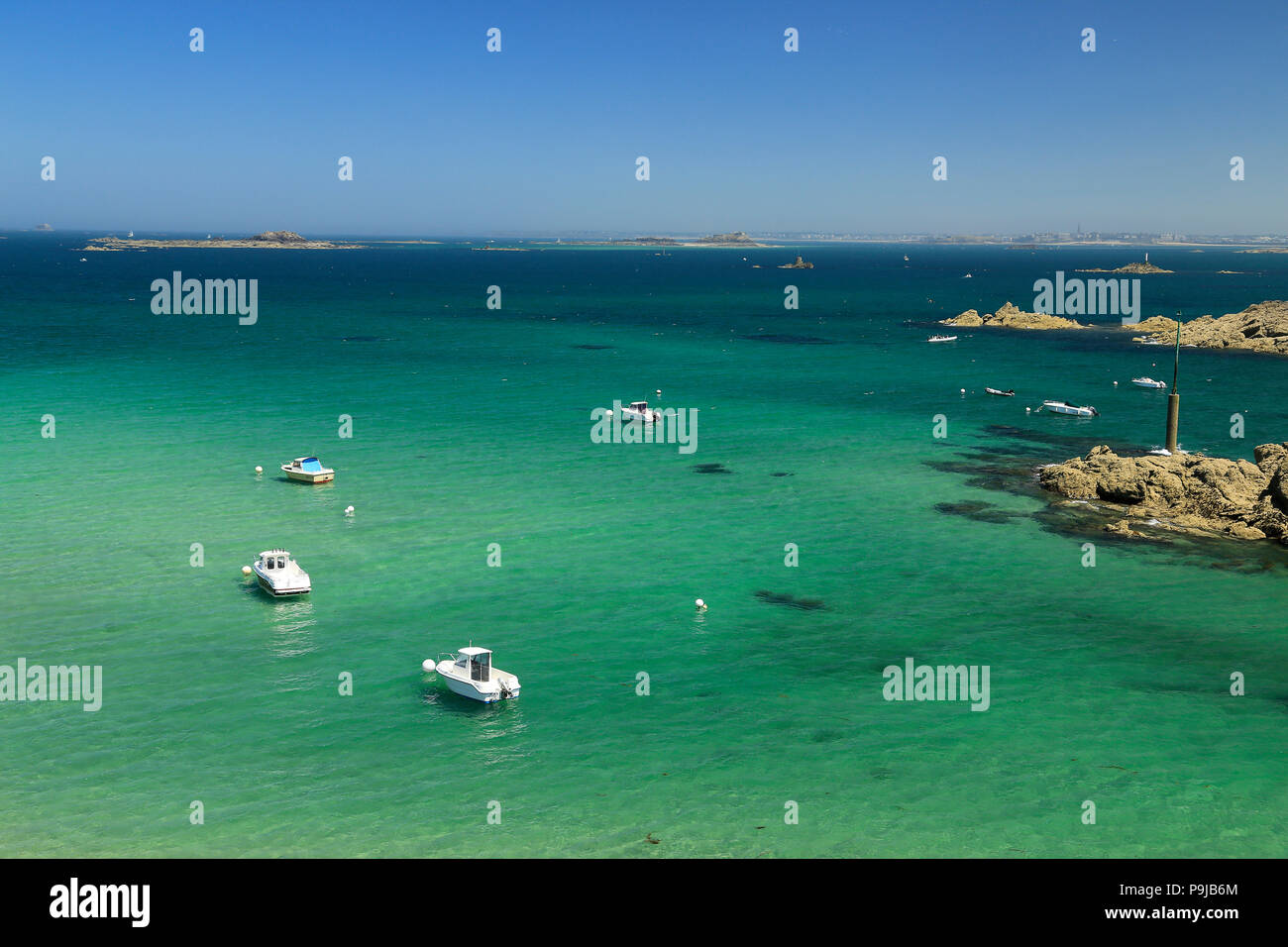 Les belles baies et les roches de la côte nord de la Bretagne autour de Saint Lunaire près de Dinard. Banque D'Images