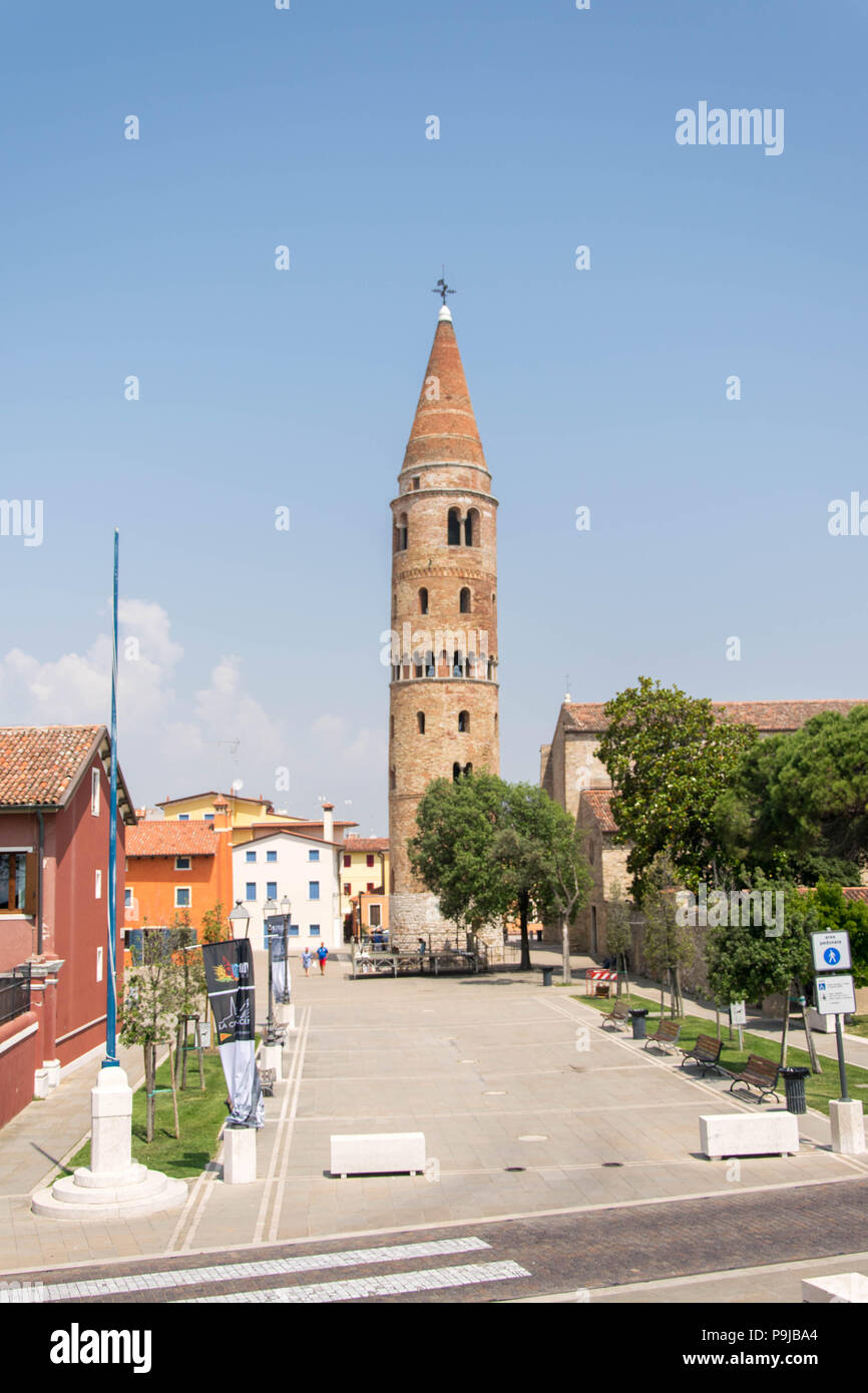 L'Europe, Italie, Vénétie, Caorle. La vieille ville - Citta di Caorle. Duomo di Caorle avec le clocher. Banque D'Images