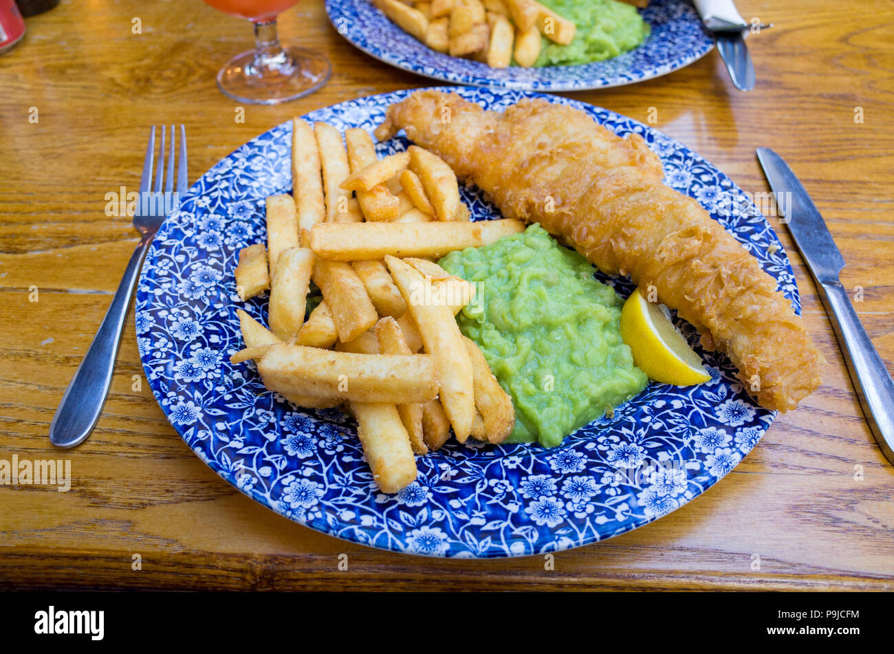 Fish and chips JD Wetherspoon déjeuner au pub, UK Banque D'Images