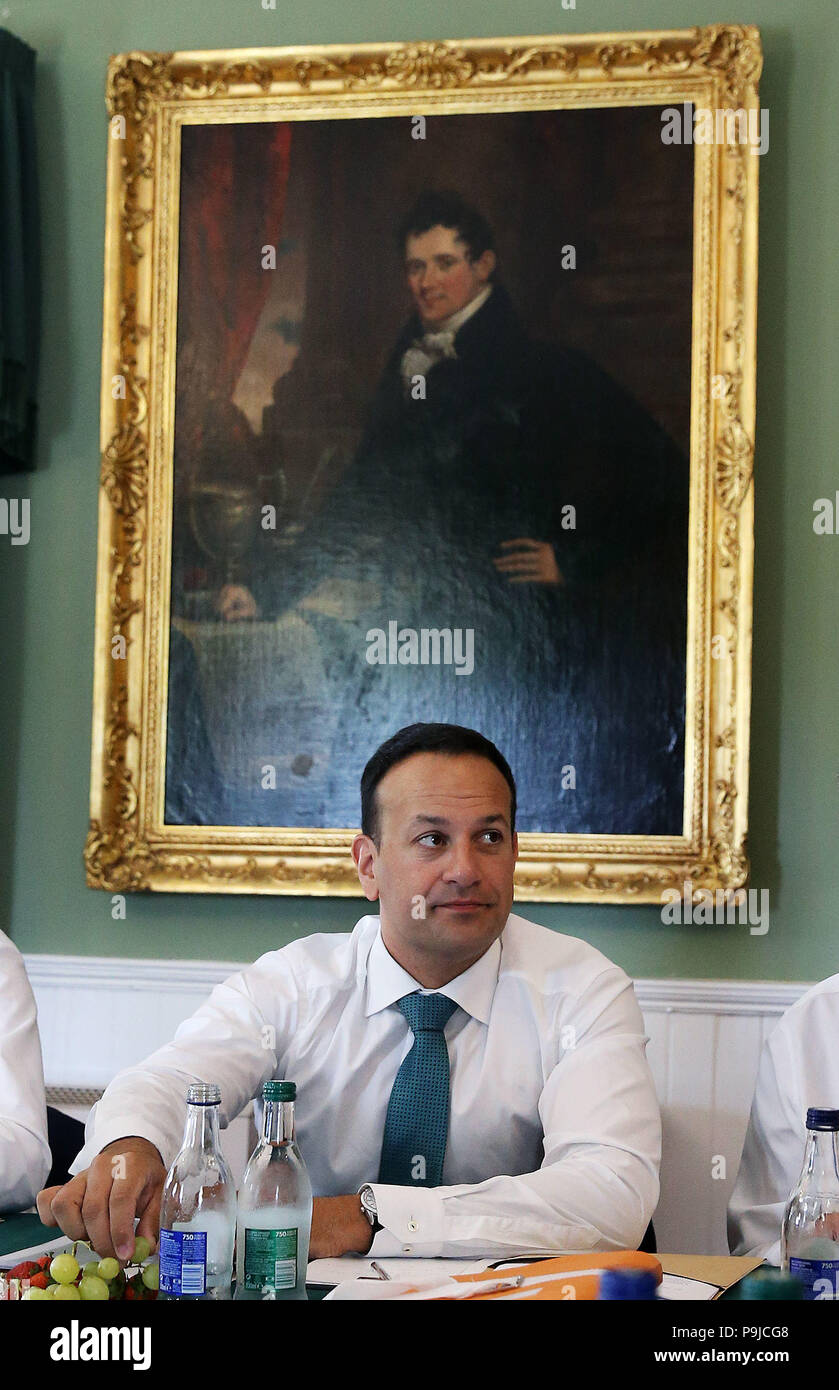 Retransmettre LA CORRECTION DATE Un Taoiseach Leo Varadkar se trouve en face d'un portrait de Daniel O'Connell à Derrynane House, Kerry, pour une réunion du cabinet du gouvernement. Banque D'Images