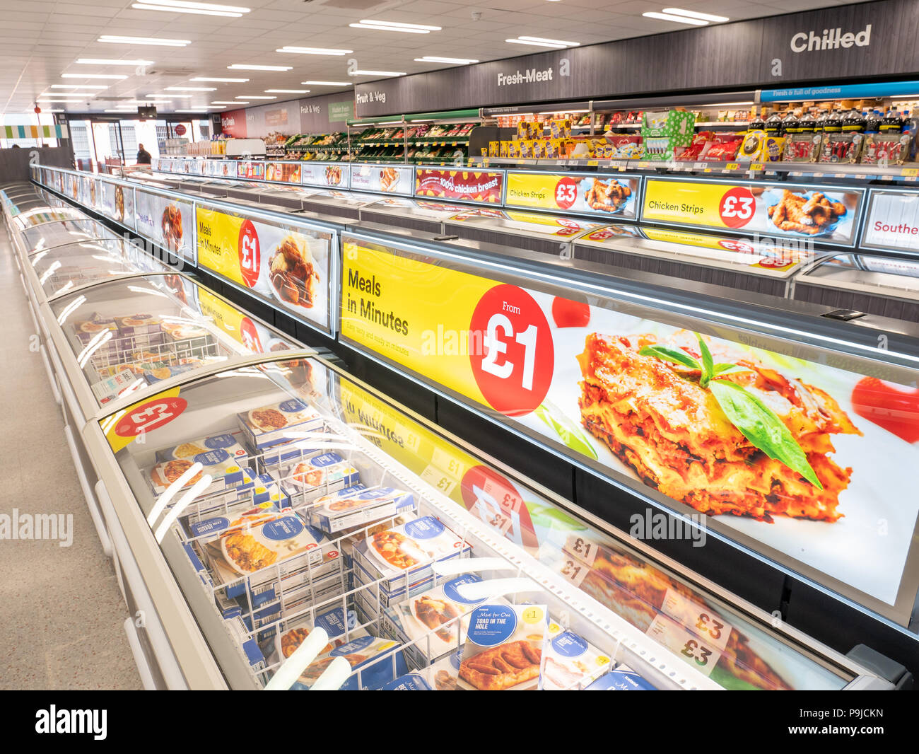 Congélateur bas-côtés à l'Islande supermarché, UK Banque D'Images