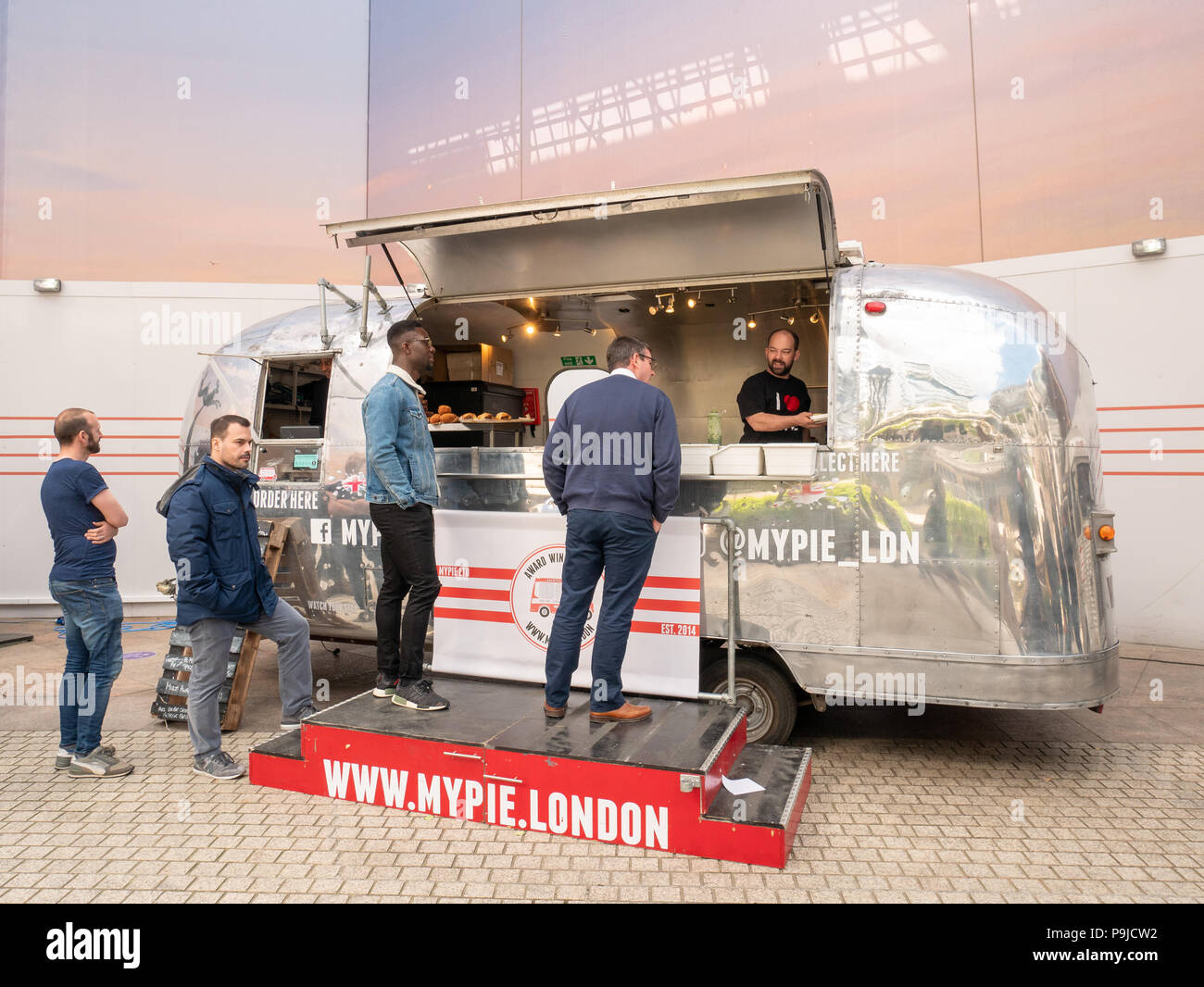 Pop-up van servant des repas à emporter dans la région de Broadgate Circle, Ville de London, UK Banque D'Images