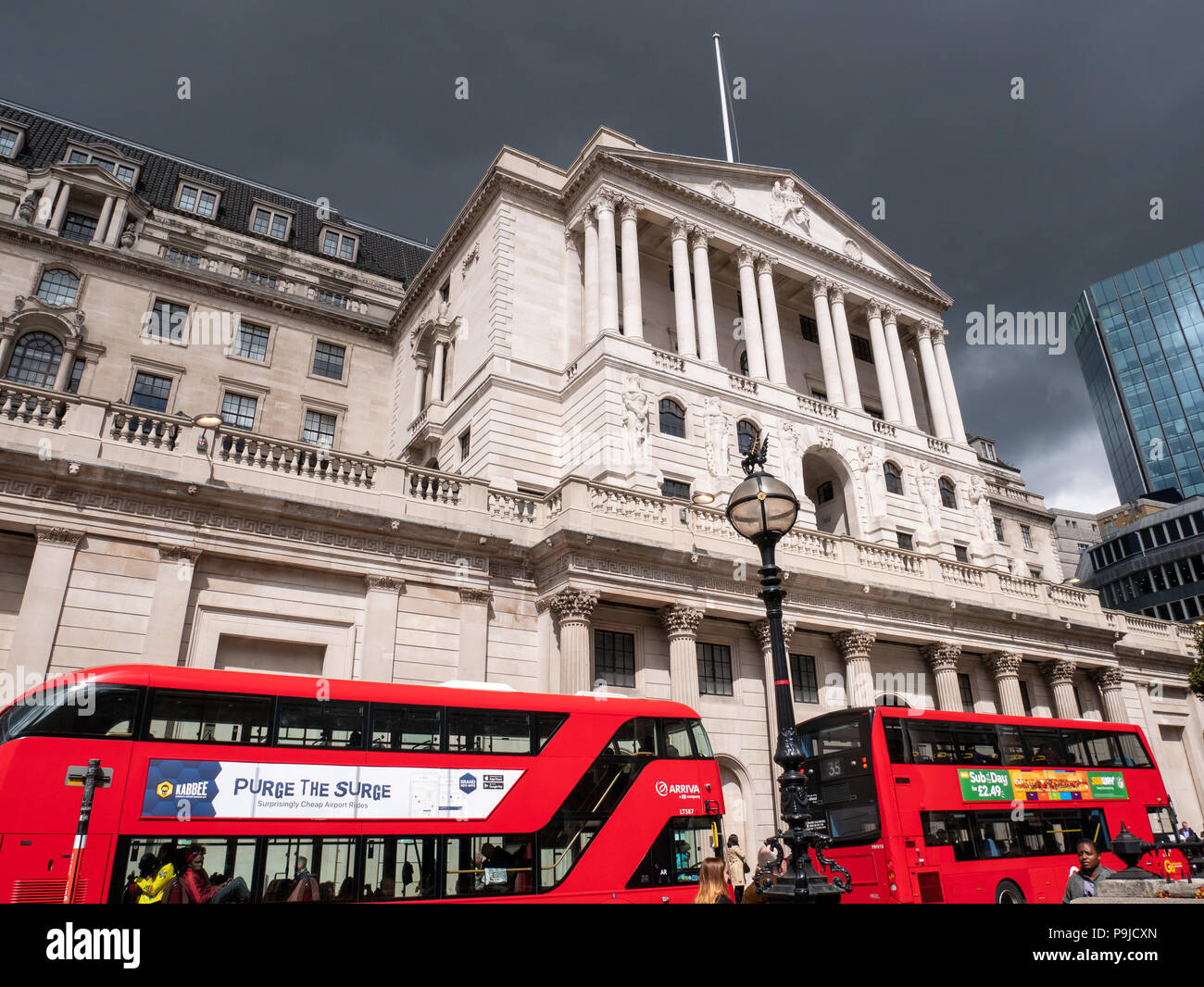 The Bank of England Under Dark Clouds, Londres, Royaume-Uni Banque D'Images