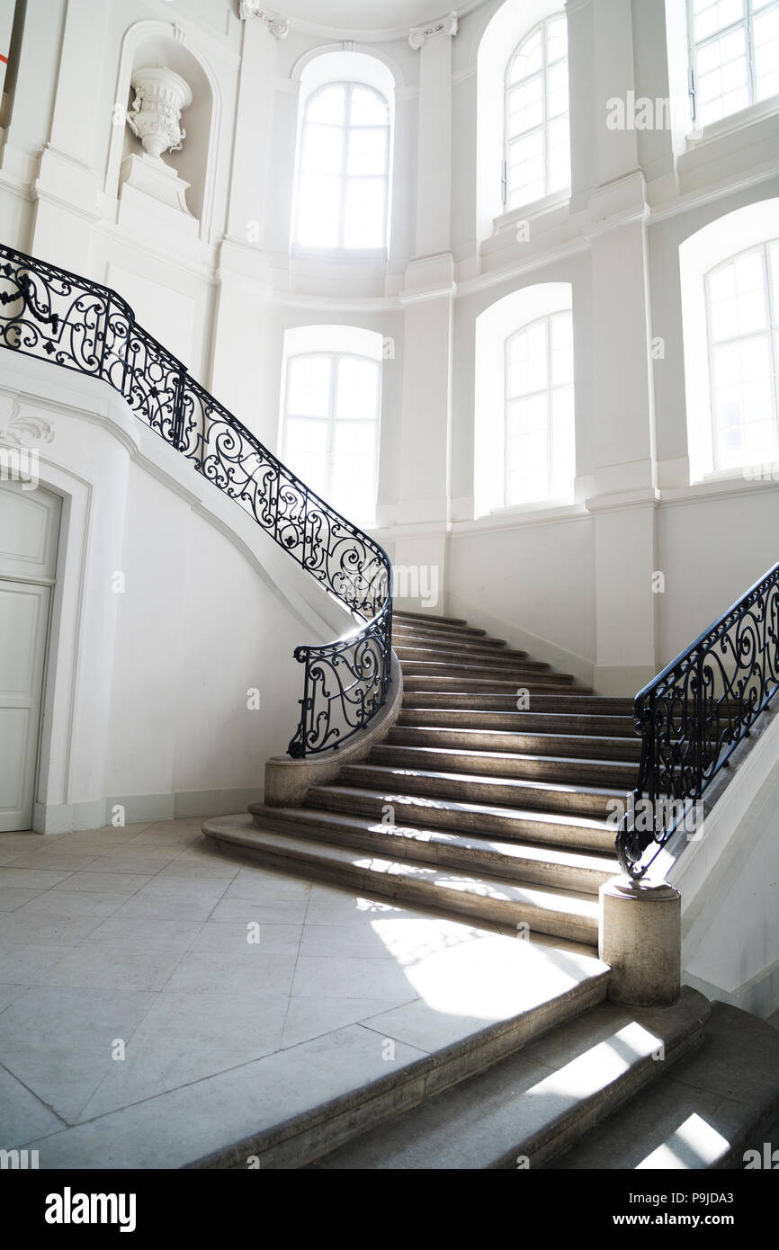 Grand escalier avec rampe courbée à l'intérieur de métal ajouré Banque D'Images