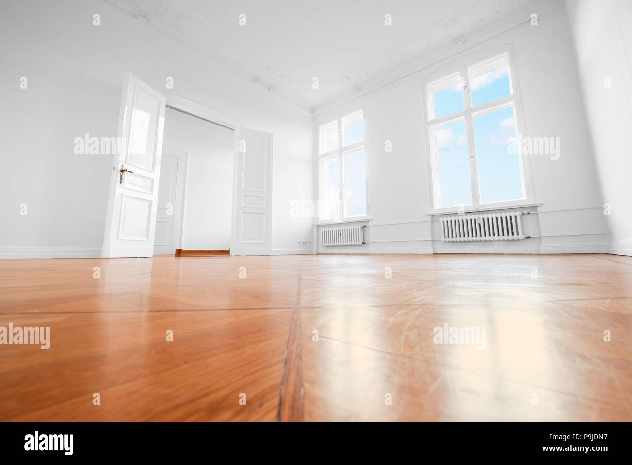 Salle vide après rénovation - Appartement rénové avec plancher en bois Banque D'Images
