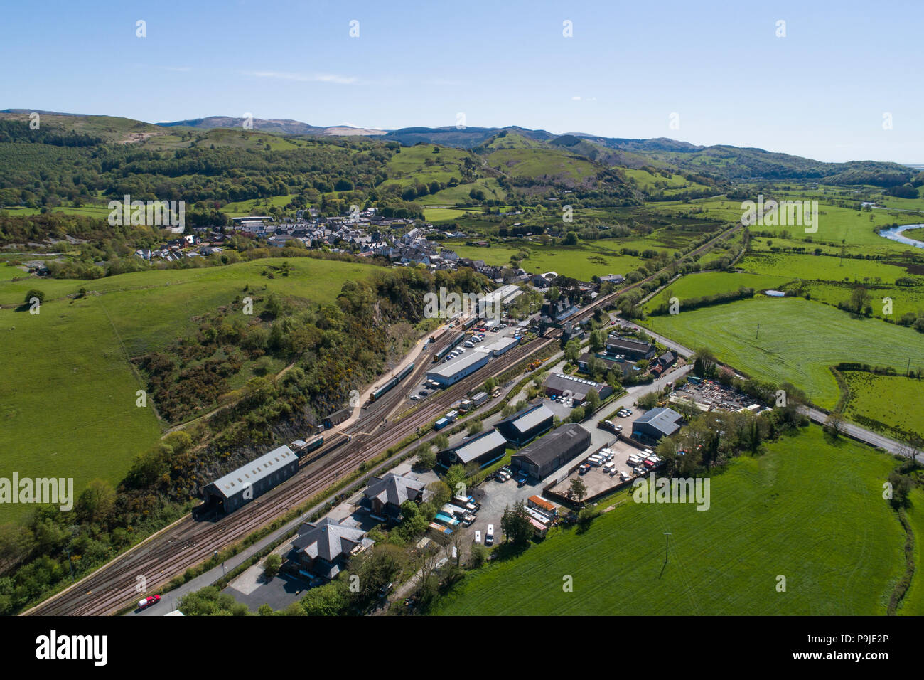 Vue aérienne de MACHYNLLETH, montrant la ligne principale de la gare, sur  les rives de la rivière Dyfi, Powys, Pays de Galles sur un après-midi  d'été. Arial photo de drone sous licence