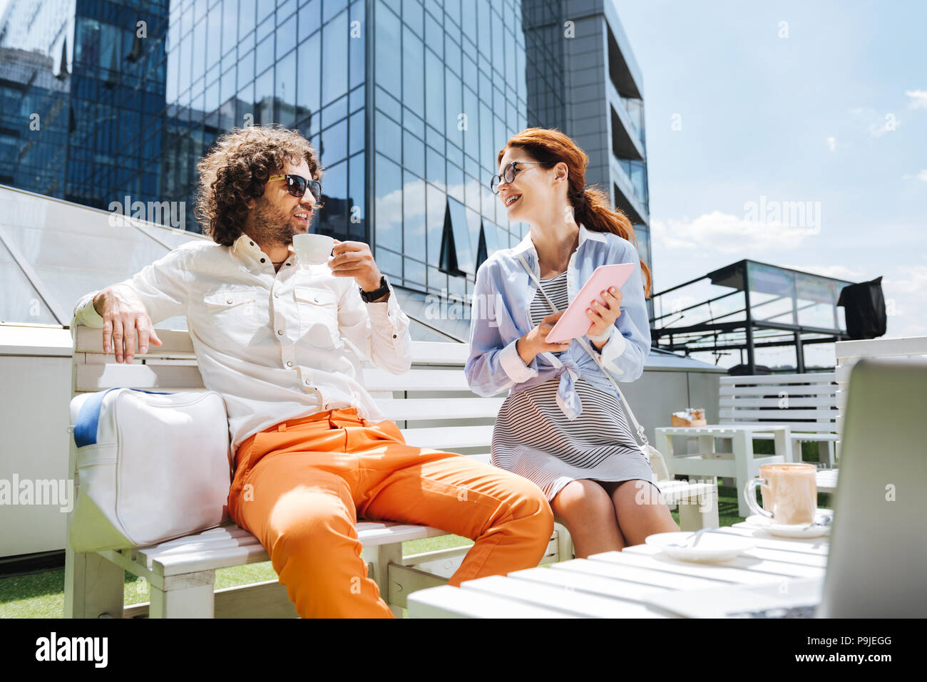 White collar worker venant pour le déjeuner avec sa jeune amie Banque D'Images