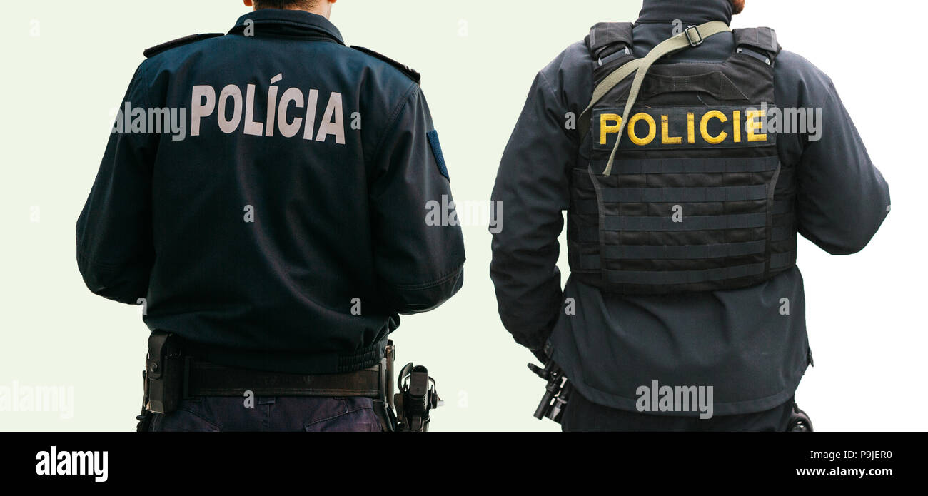 Isolé sur fond blanc d'une série de policiers avec le dos des vêtements spéciaux de police avec l'inscription sur l'un d'entre eux dans la République tchèque langag Banque D'Images