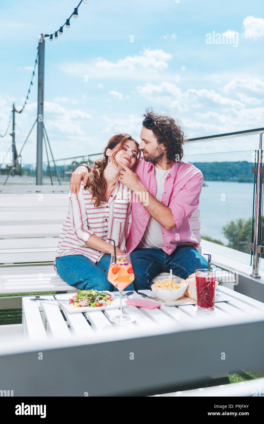 Cute Couple avoir un dîner romantique sur la terrasse avec vue sur la mer Banque D'Images