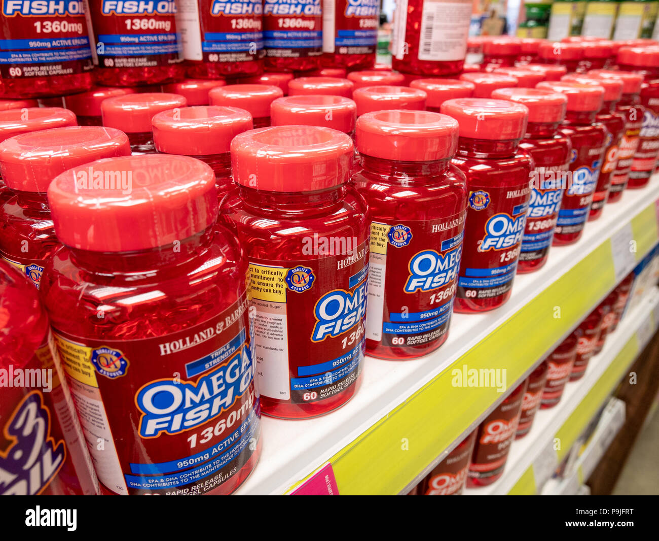 Omega 3 capsules d'huile de poisson dans la région de Holland & Barrett, UK Banque D'Images