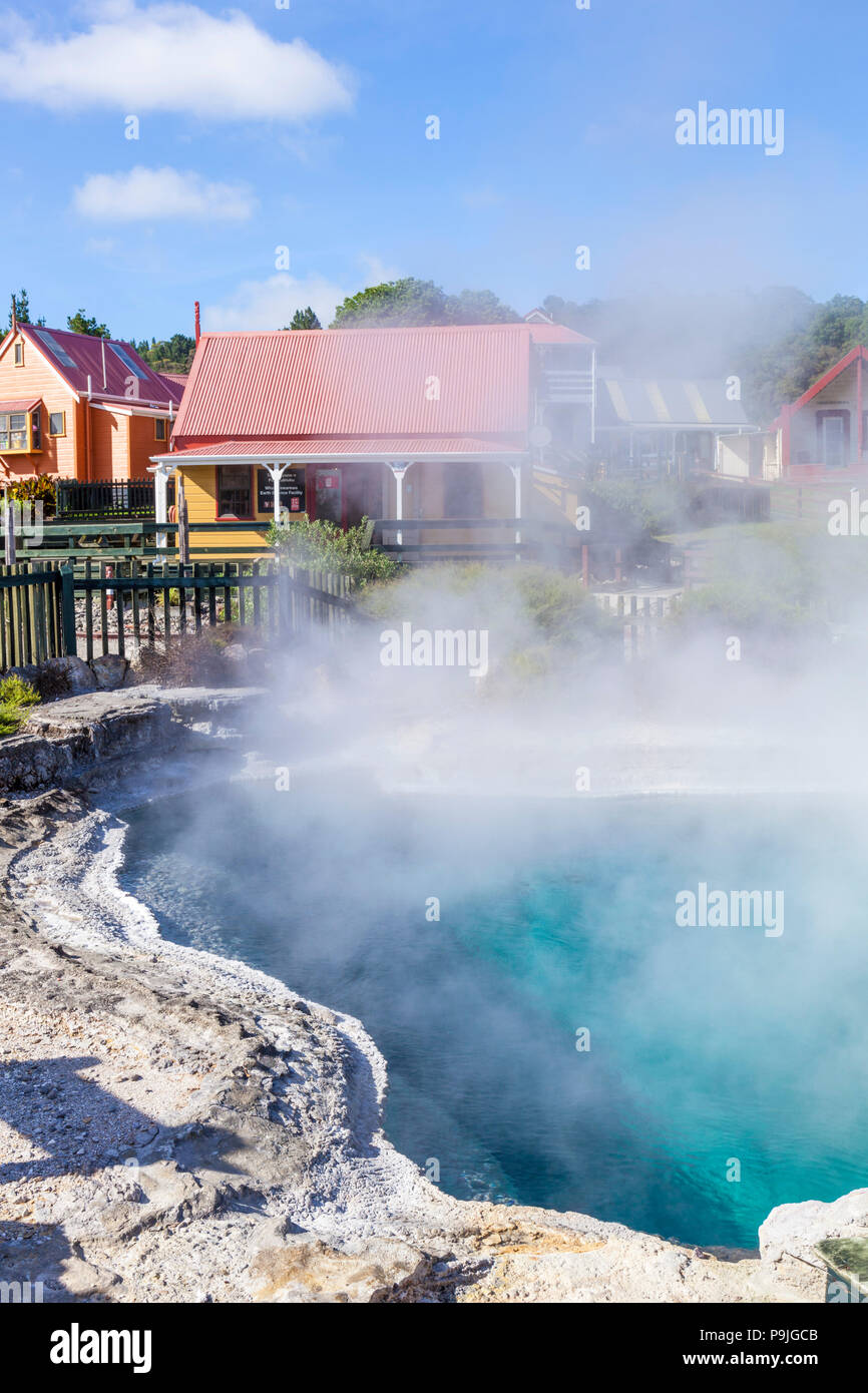maori nouvelle-zélande whakarewarewa village thermal maison maorie et piscine géothermique à whakarewarewa rotorua whakarewarewa nz Banque D'Images