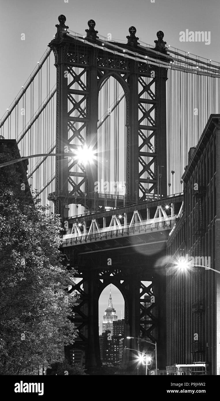 Photo noir et blanc du pont de Manhattan vu de Dumbo, quartier de Brooklyn au crépuscule, New York City, USA. Banque D'Images