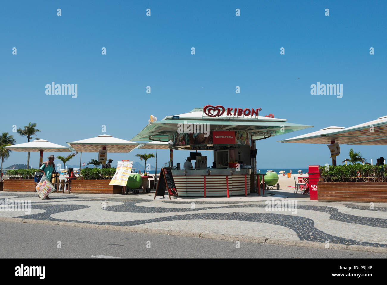 Kiosques sur la plage de Copacabana, Rio de Janeiro, Brésil Banque D'Images