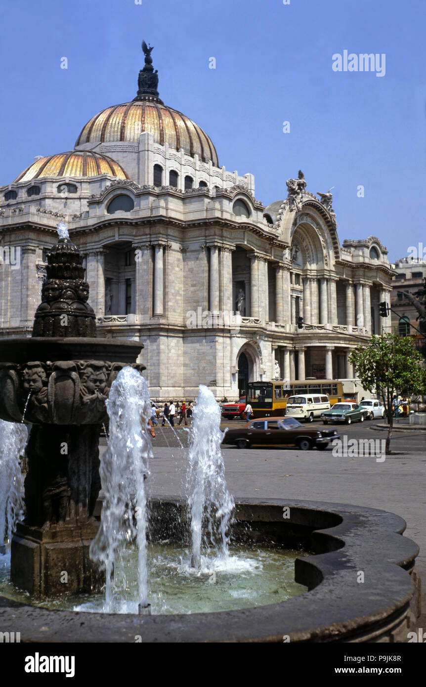 Mexico City, Palais des Beaux Arts, construit entre 1910 et 1934 en marbre blanc italien en architecture… Banque D'Images