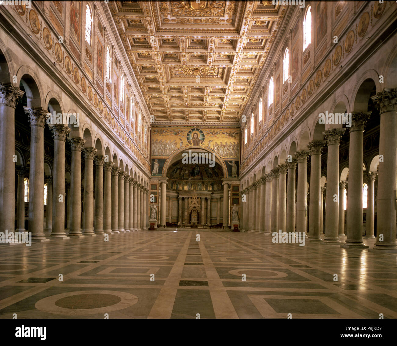 Vue intérieure de la Basilique de Saint Paul hors de Rome. Banque D'Images
