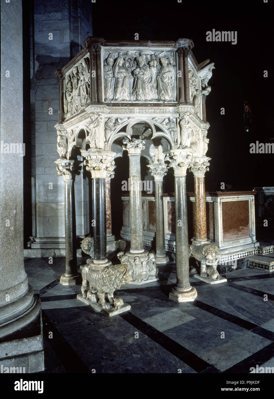 Baptistère de Pise, détail de la chaire (1259), conçu par Nicola Pisano (ch. 1220 - 1278). Banque D'Images