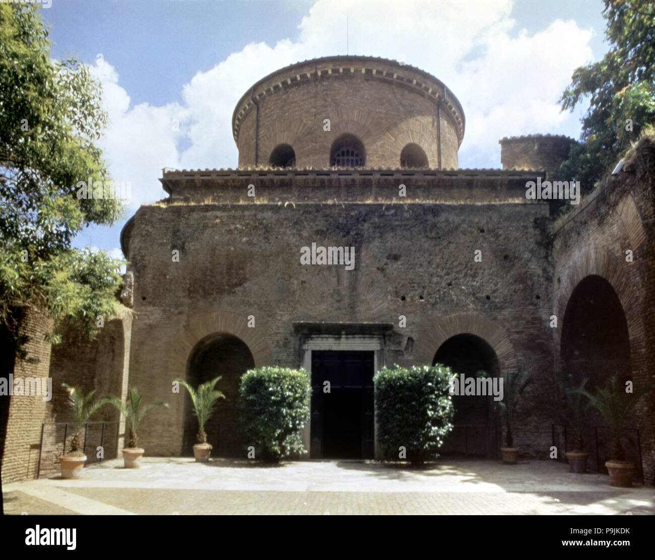 Vue extérieure du mausolée de Santa Costanza, construit en 350 AD pour la fille de Constantin. Banque D'Images
