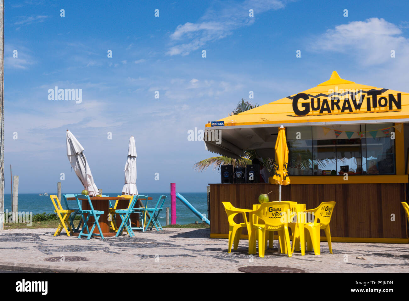 Kiosques sur la plage Barra da Tijuca, Rio de Janeiro, Brésil Banque D'Images