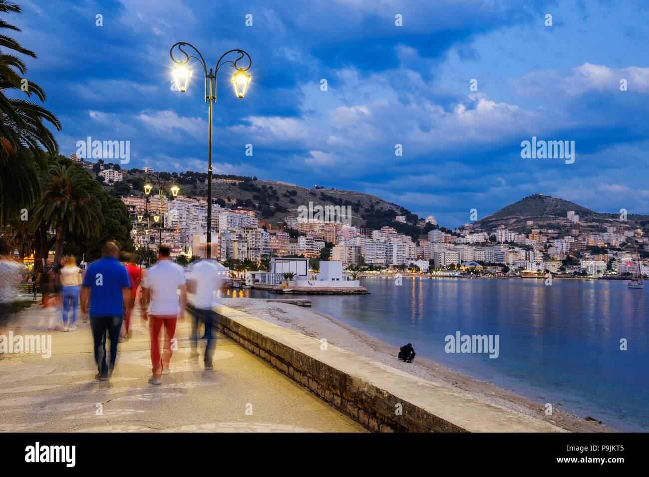 Crépuscule sur le front, Saranda, Sarandë, Qark Vlora, Mer Ionienne, l'Albanie Banque D'Images