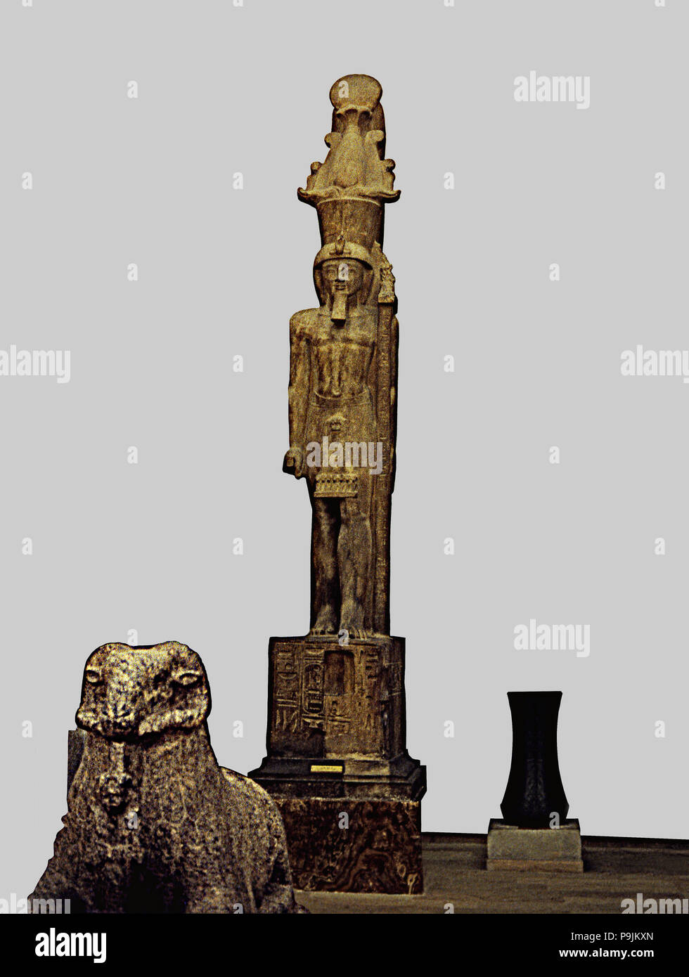 Statue colossale de Sethi II portant un emblème divin, réalisés en grès, du Temple d'Amon … Banque D'Images