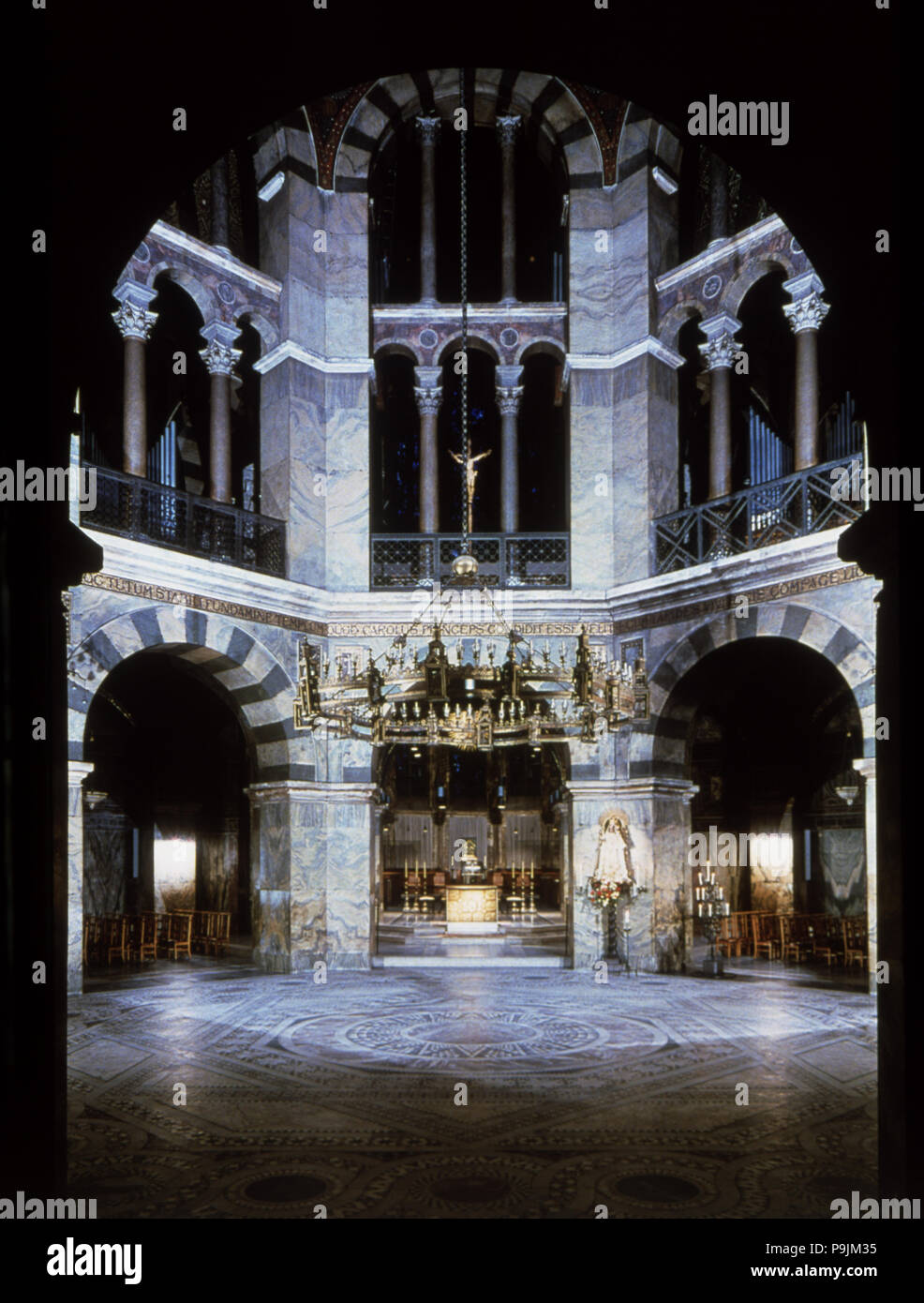 Chapelle Palatine de Charlemagne, vue de l'intérieur de l'octogone avec l'autel principal. Banque D'Images