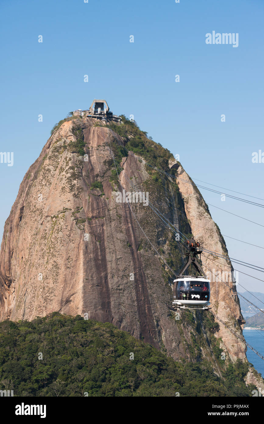 Un téléphérique sur le mont Sugarloaf, Rio de Janeiro, Brésil Banque D'Images