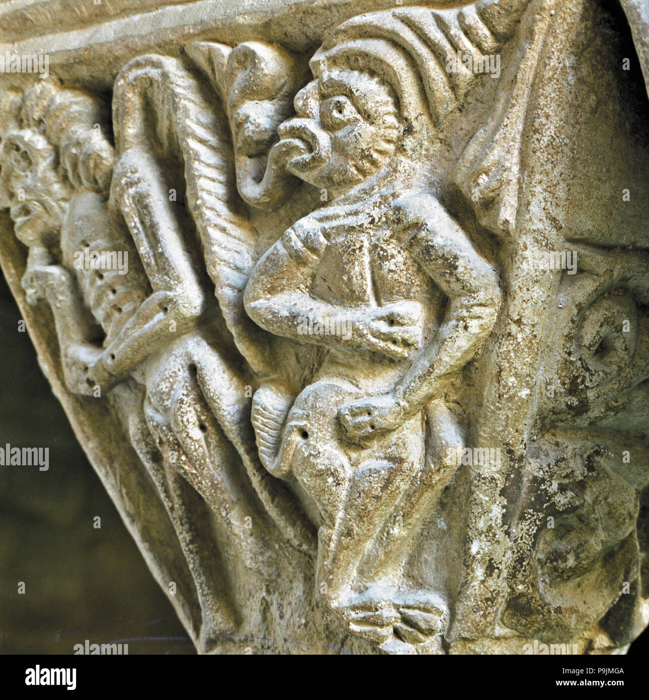 Détail d'un chapiteau du Monastère de Santa Maria de l'Estany représentant un petit diable avec … Banque D'Images